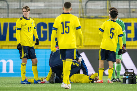 Sveriges Pontus Dahbo har ont och får vård