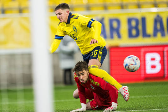 Sveriges Leonardo De Oliveira och Italiens målvakt