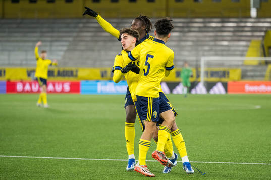 Sveriges Alieu Njie, Taha Ayari och Adrian Skogmar jublar