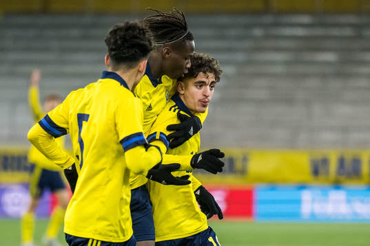 Sveriges Taha Ayari jublar med Adrian Skogmar och Alieu Njie