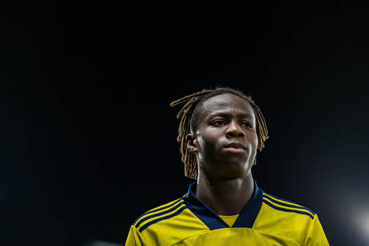 Sveriges Alieu Njie deppar