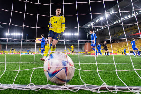 Sveriges Leonardo De Oliveira när Adam Stroud (ej i bild)