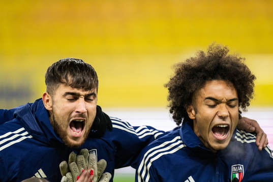 Italiens målvakt Federico Magro och Aaron Ciammaglichella