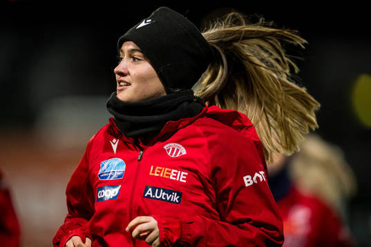 Selma Løvås of Avaldsnes warms up
