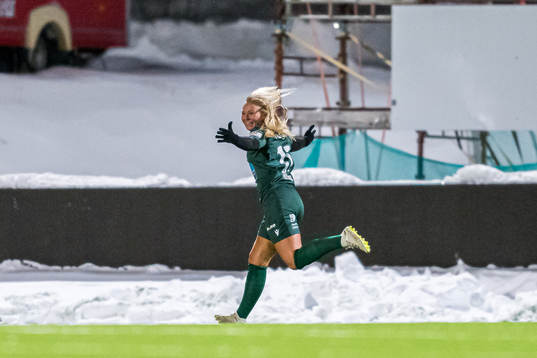 Maria Hovmark of Avaldsnes celebrates