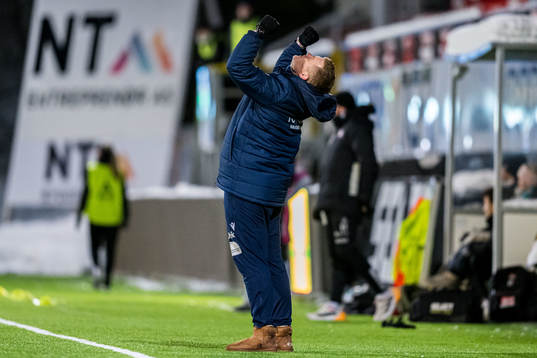 John Arne Riise, head coach of Avaldsnes, celebrates