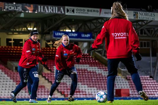 Kristine Hustveit Nybru and Kaja Olsen of Avaldsnes warms up