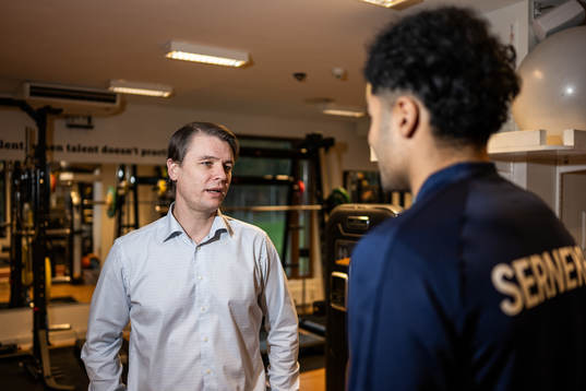 IFK Göteborgs tekniske direktör Ola Larsson pratar med en