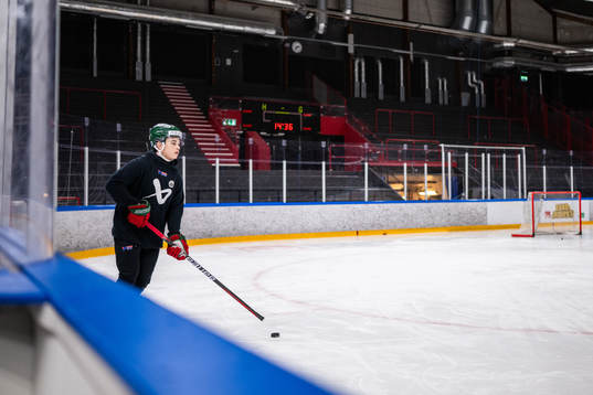 Frölunda J20s Rasmus Odelhög på is