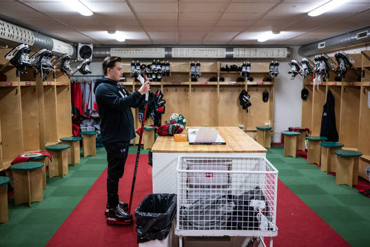 Frölunda J20s Rasmus Odelhög tejpar klubban i