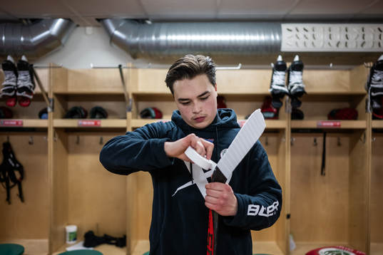Frölunda J20s Rasmus Odelhög tejpar klubban i