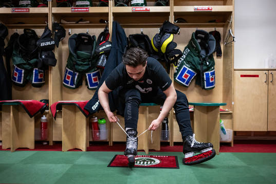 Frölunda J20s Rasmus Odelhög knyter skridskorna