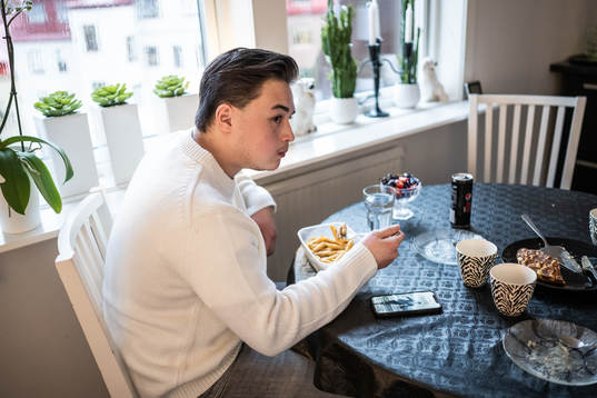 Frölunda J20s Rasmus Odelhög äter