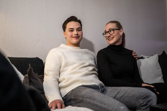 Frölunda J20s Rasmus Odelhög med mamma Camilla