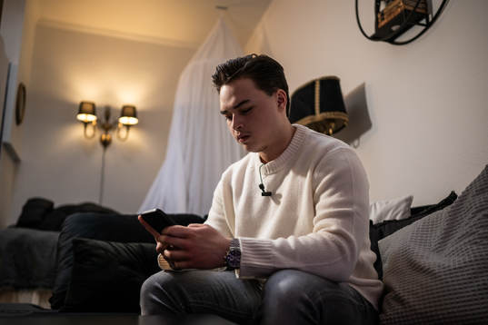 Frölunda J20s Rasmus Odelhög tittar på telefonen i hemmet