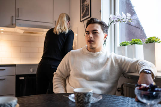 Frölunda J20s Rasmus Odelhög med mamma Camilla i hemmet