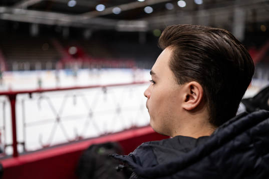 Frölunda J20s Rasmus Odelhög tittar på en träning