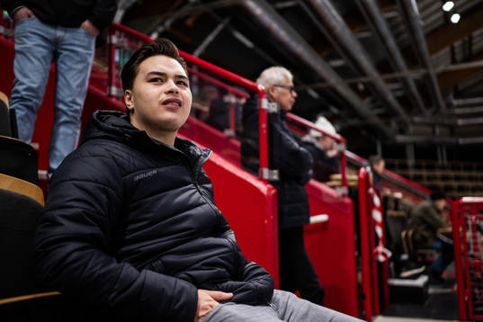 Frölunda J20s Rasmus Odelhög tittar på en träning