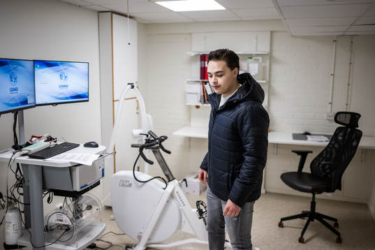 Frölunda J20s Rasmus Odelhög i testlabbet med motionscykel