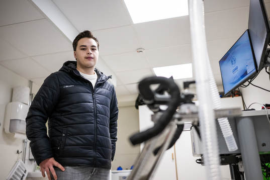 Frölunda J20s Rasmus Odelhög i testlabbet med motionscykel