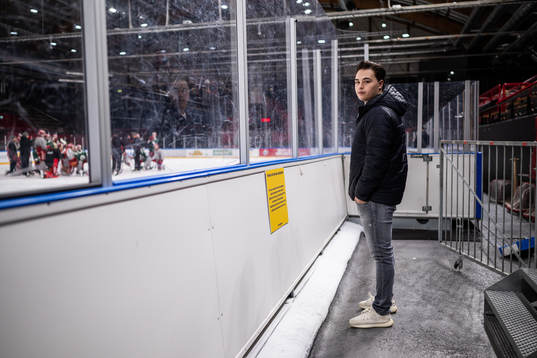 Frölunda J20s Rasmus Odelhög tittar på en