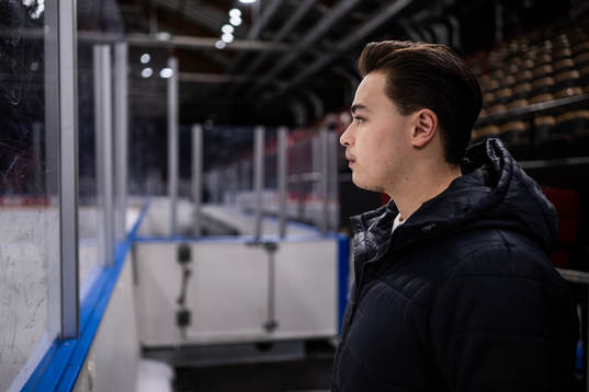 Frölunda J20s Rasmus Odelhög tittar på en