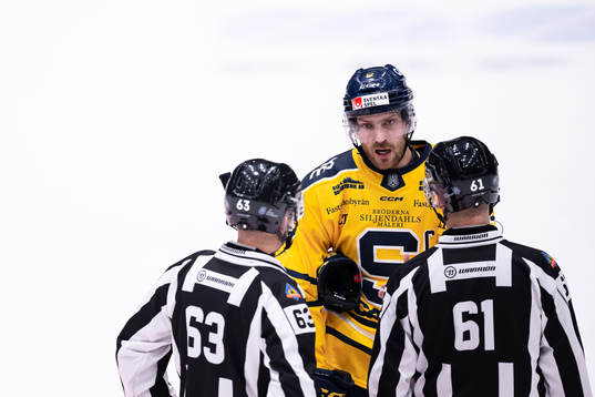 Södertäljes Christopher Liljewall i samtal med domarna
