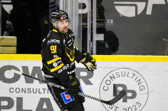 Västerås IKs Nicholas Hutchison jublar