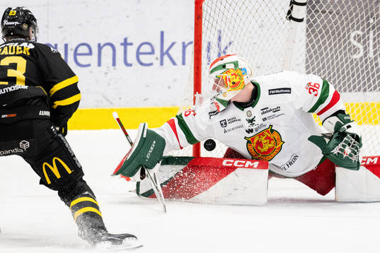 Västerås Adam Hofbauer och Moras målvakt Waltteri