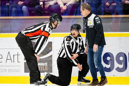 Linjedomare Niclas Rosendahl har ont