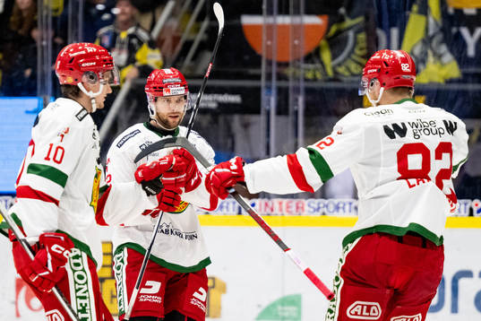 Moras Markus Modigs och Roope Laavainen nudlar