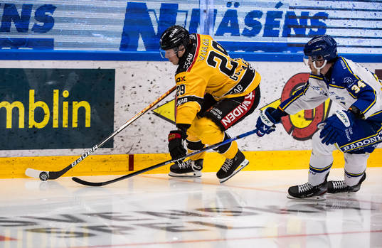 Luleå Hockeys Erik Gustafsson och Leksands IFs Peter