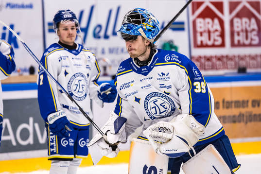 Leksands IFs målvakt Filip Larsson jublar