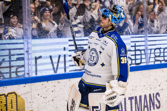 Leksands IFs målvakt Filip Larsson jublar