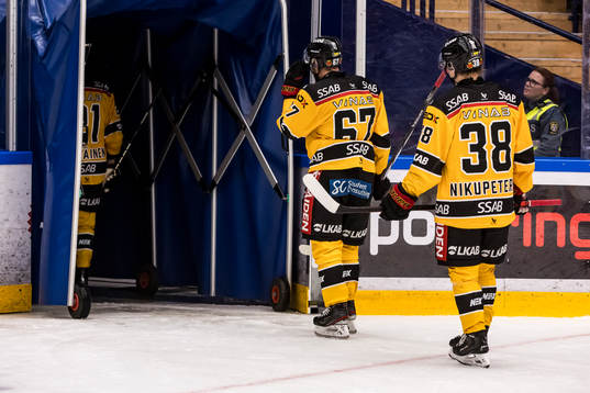 Luleås Linus Omark och Olli Nikupeteri deppar