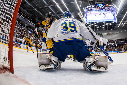 Luleås Oscar Eklind och Leksands målvakt Filip Larsson