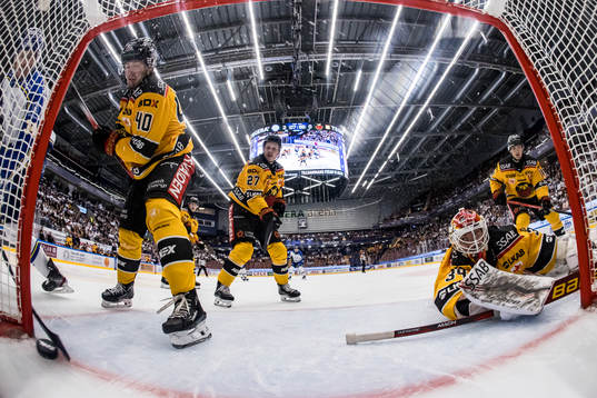 3-0 av Leksands Peter Cehlarik bakom Luleås målvakt Joel