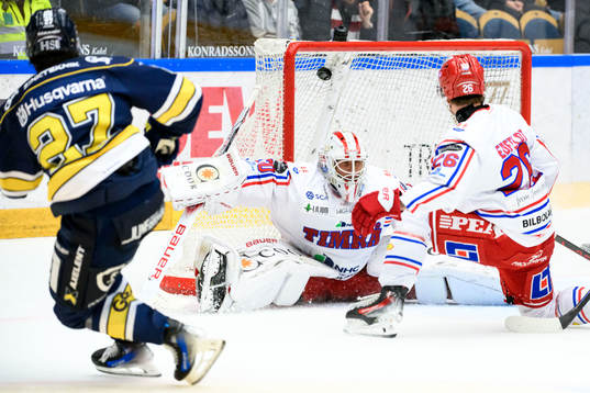 HV71s Robert Nardella och Timrås målvakt Jacob Johansson