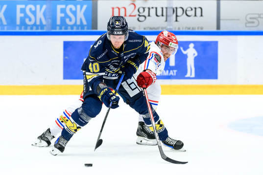 HV71s Oskar Stål-Lyrenäs och Timrås Magnus Pääjärvi