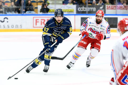 HV71s Oliwer Kaski och Timrås Robin Hanzl