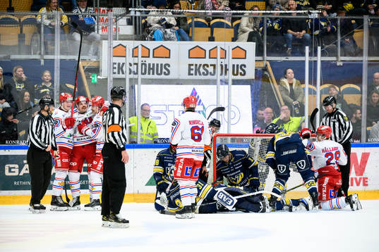 Timrås Emil Pettersson och Anton Lander jublar