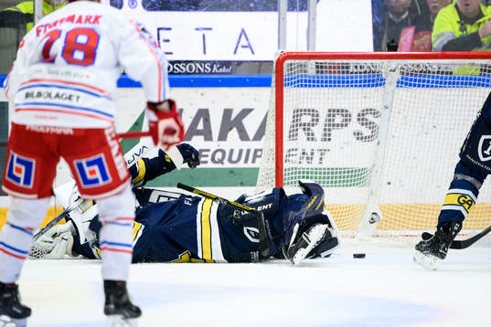 HV71s målvakt Joni Ortio och Kalle Maalahti