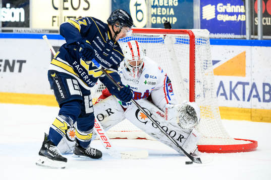 HV71s Isac Brännström och Timrås målvakt Jacob Johansson
