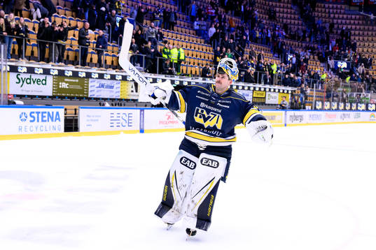 HV71s målvakt Joni Ortio jublar