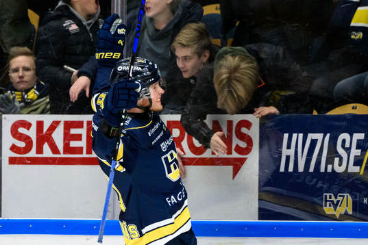 HV71s Oskar Stål-Lyrenäs jublar