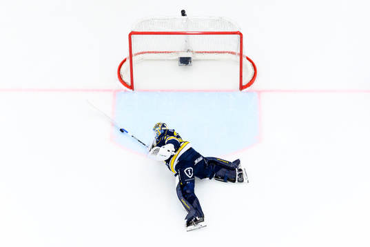 HV71s målvakt Joni Ortio räddar ett skott