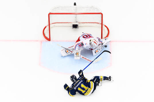 Timrås målvakt Jacob Johansson och HV71s Simon Önerud