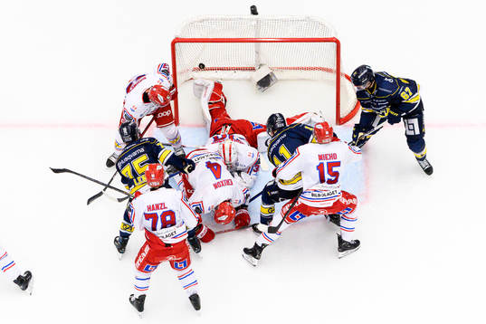 HV71s Radan Lenc gör 3-3 bakom Timrås målvakt Jacob