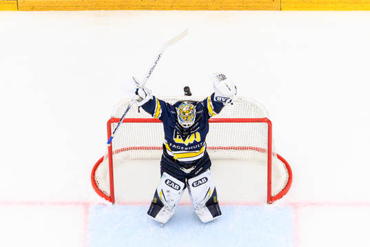 HV71s målvakt Joni Ortio jublar