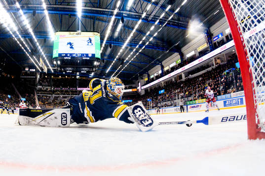 HV71s målvakt Joni Ortio räddar ett skott